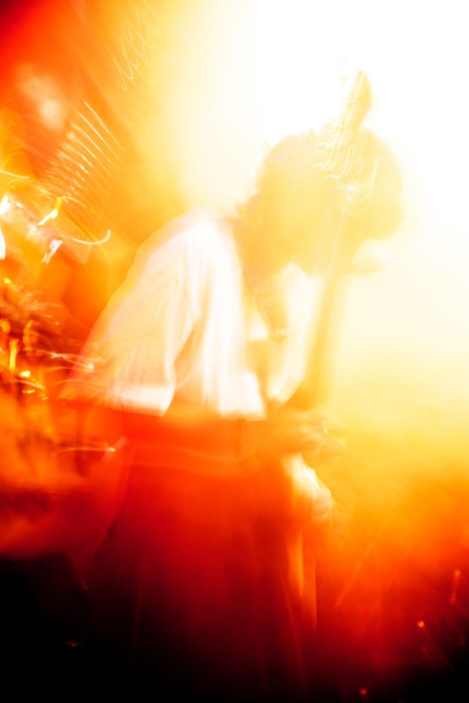 Silhouettes du groupe dans une lumière orange psychédélique