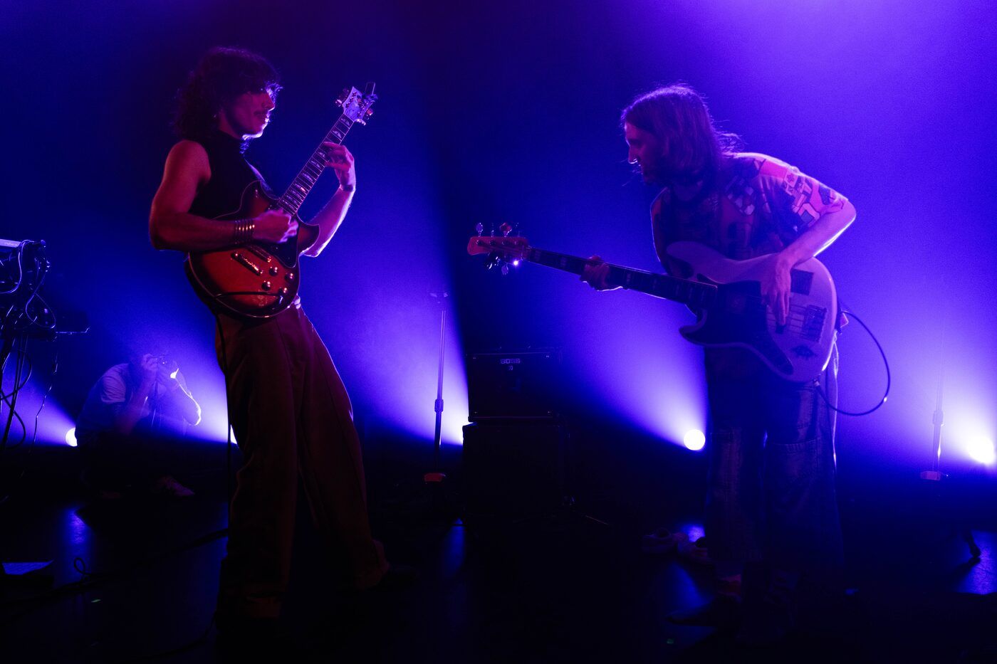 Le groupe en concert baigné de lumière violette