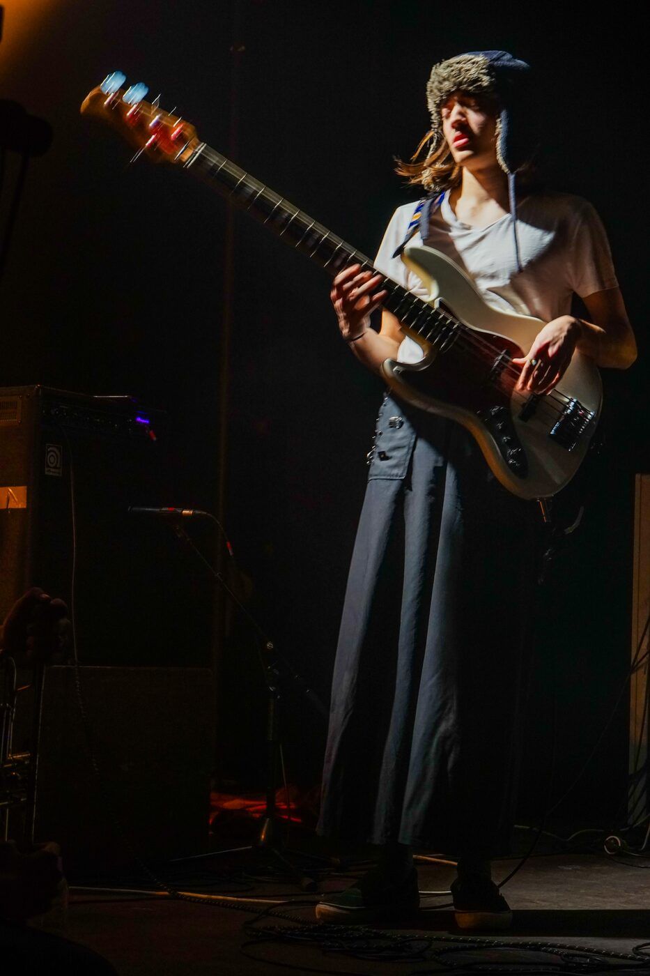 Le bassiste de SMSCR dans un faisceau de lumière